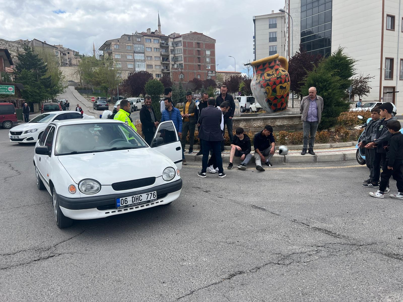 TÜİK KAVŞAĞINDA MOTOSİKLET İLE OTOMOBİL ÇARPIŞTI : 2 YARALI