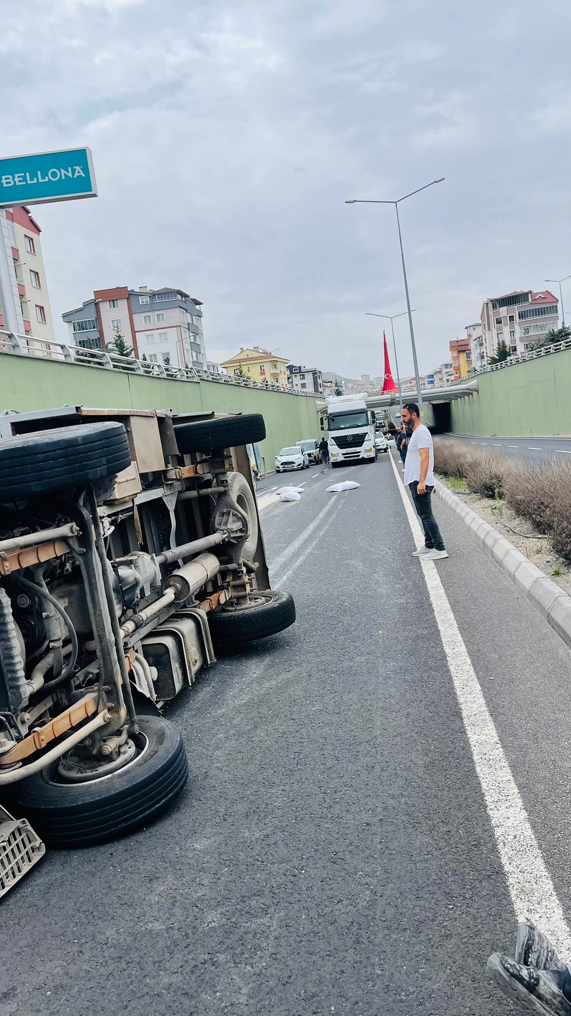 Köprülü Kavşakta Kontrolden Çıkan Kamyon Devrildi; 2 Yaralı