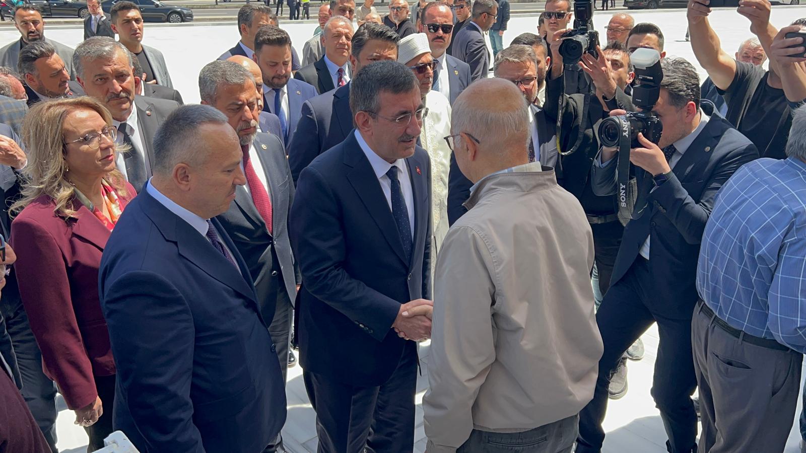 CUMHURBAŞKANI YARDIMCISI YILMAZ, ULUĞLAR AİLESİNİN ACISINA ORTAK OLDU
