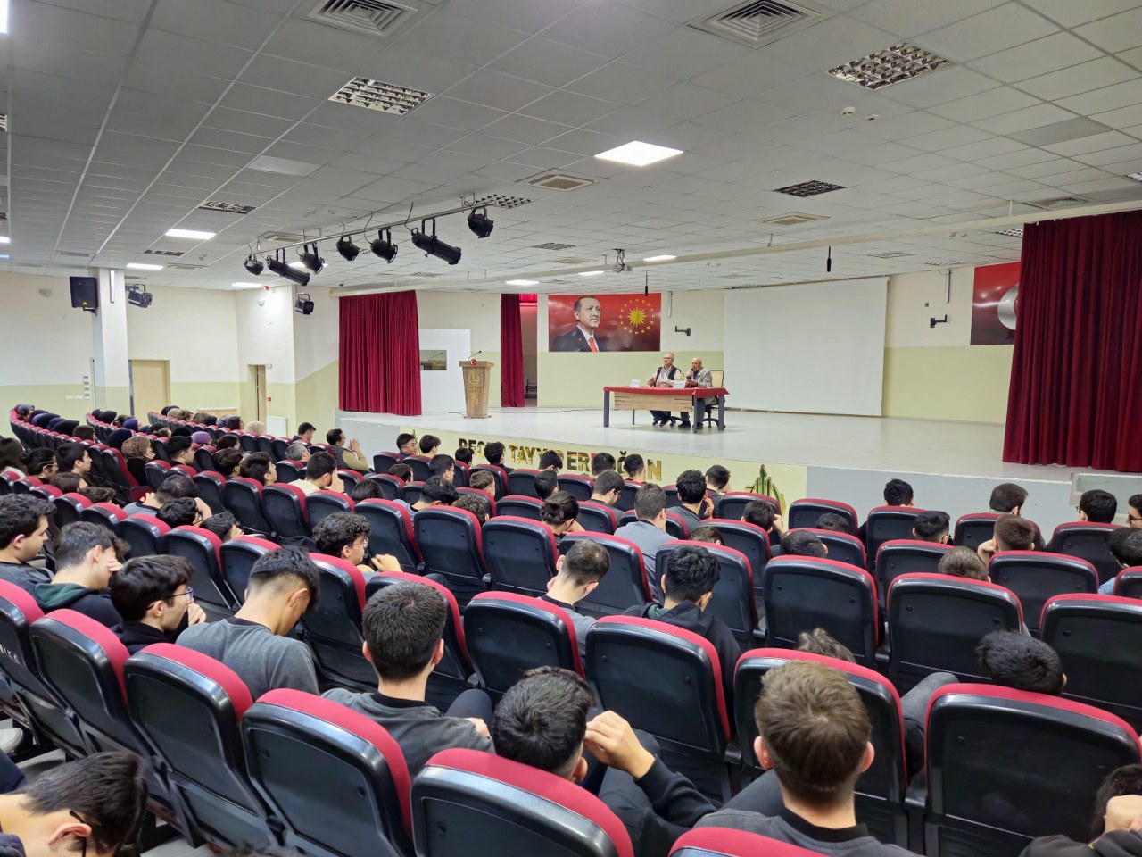 OKULLARDA, DİLİMİZİN ZENGİNLİKLERİ PROJESİ KAPSAMINDA YAZAR BULUŞMALARI GERÇEKLEŞTİRİLDİ