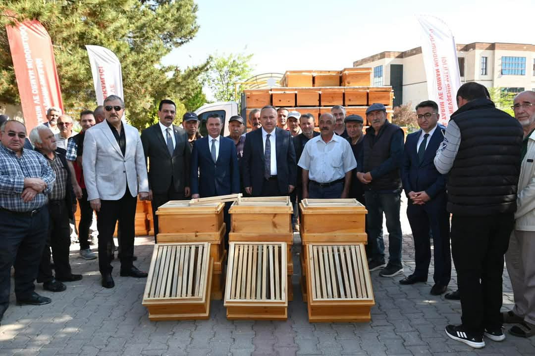 60 Çiftçiye120 Adet Arılı Kovan Teslim Edildi