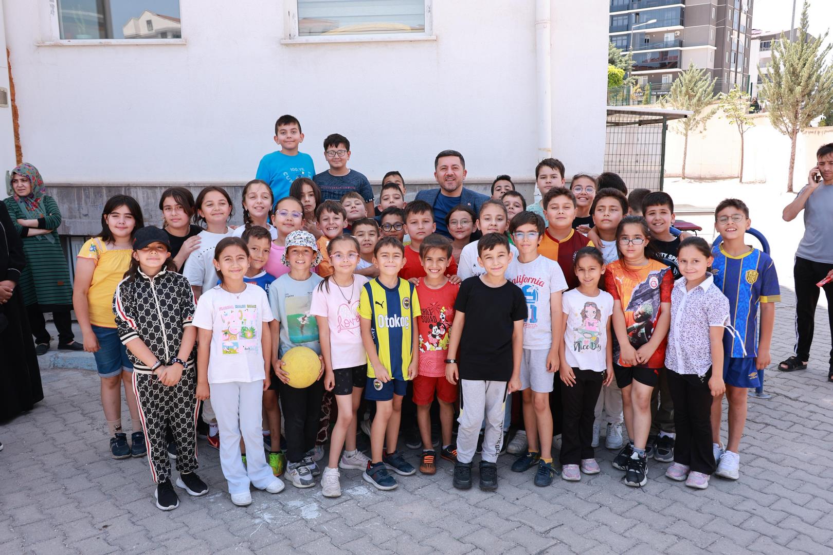 Başkan Arı’dan İlkokul 1. Sınıf Öğrencilerine Karne Hediyesi