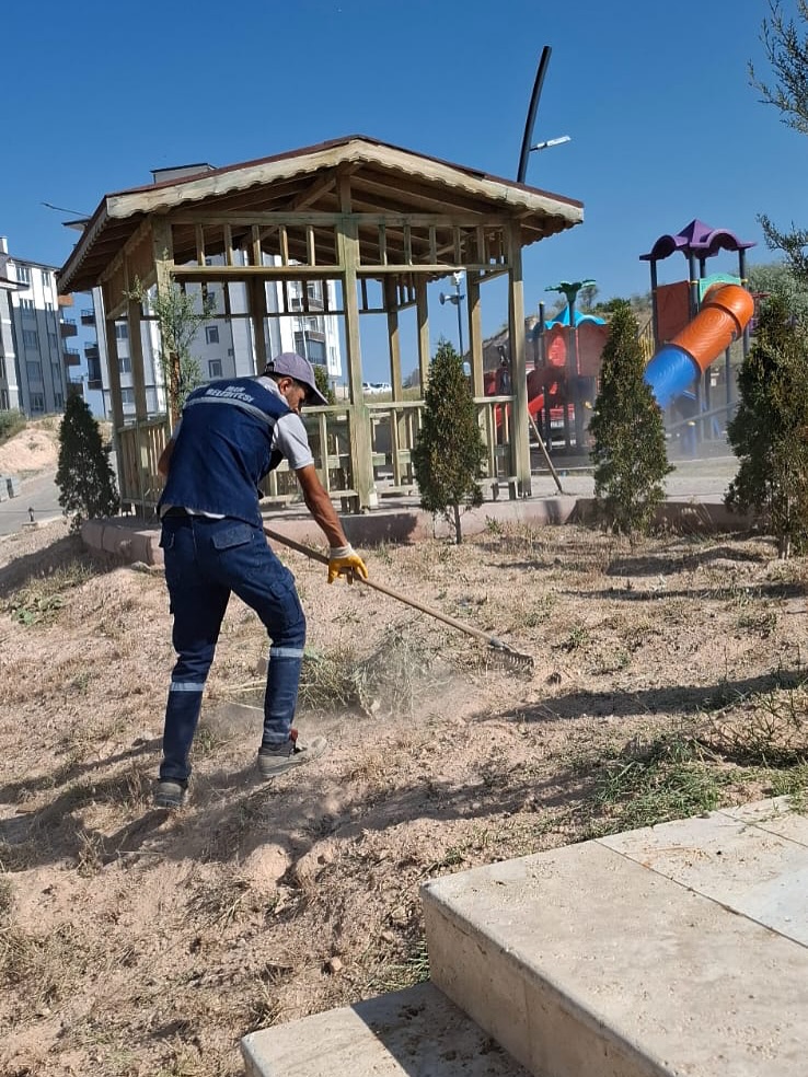 Nar Beldesindeki Parkların Bakım ve Temizliği Yapılıyor