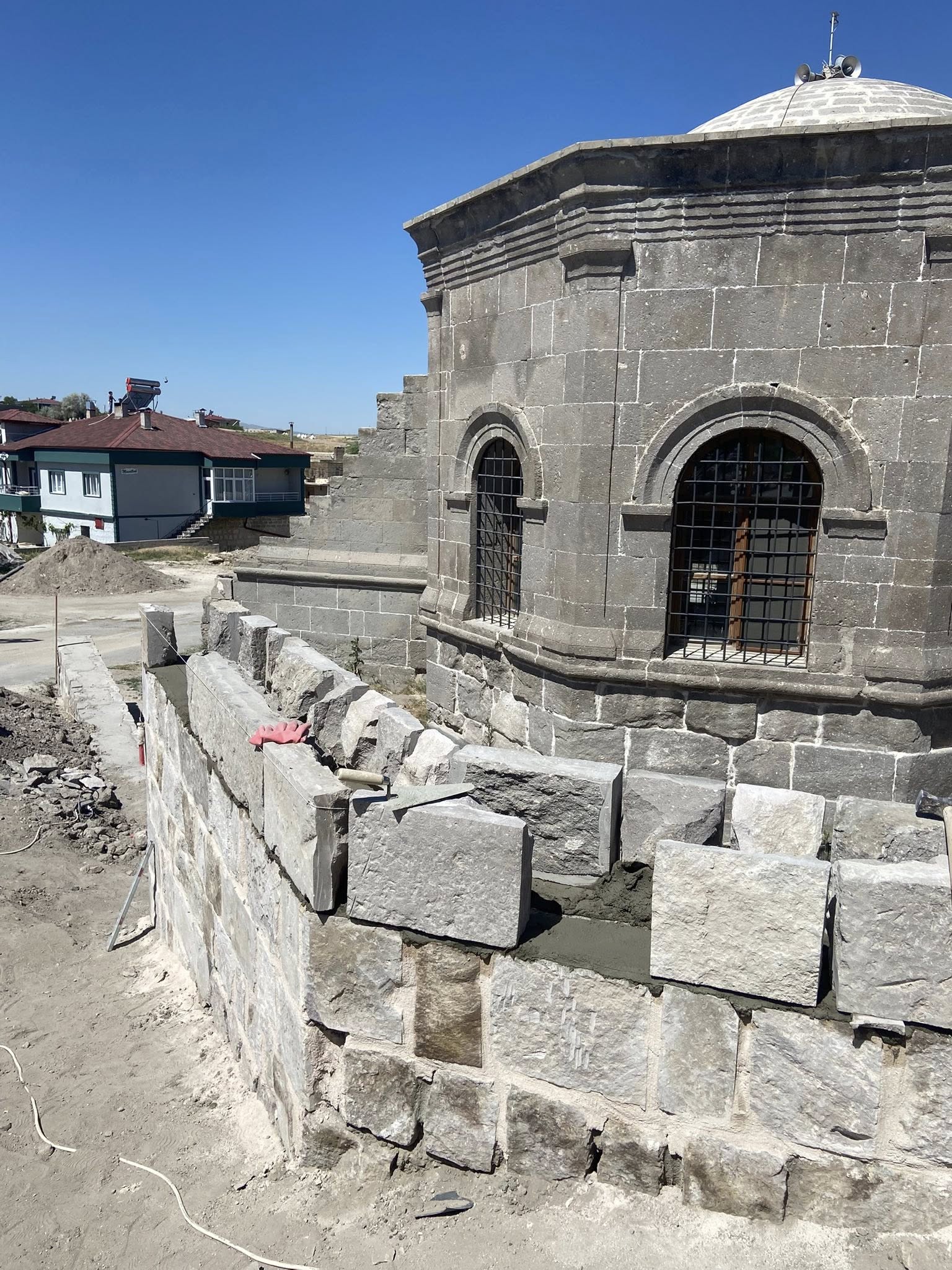 ÇARDAK SELÇUKLU CAMİİNDE RESTORASYON VE ÇEVRE DÜZENLEMESİ ÇALIŞMALARI BAŞLADI