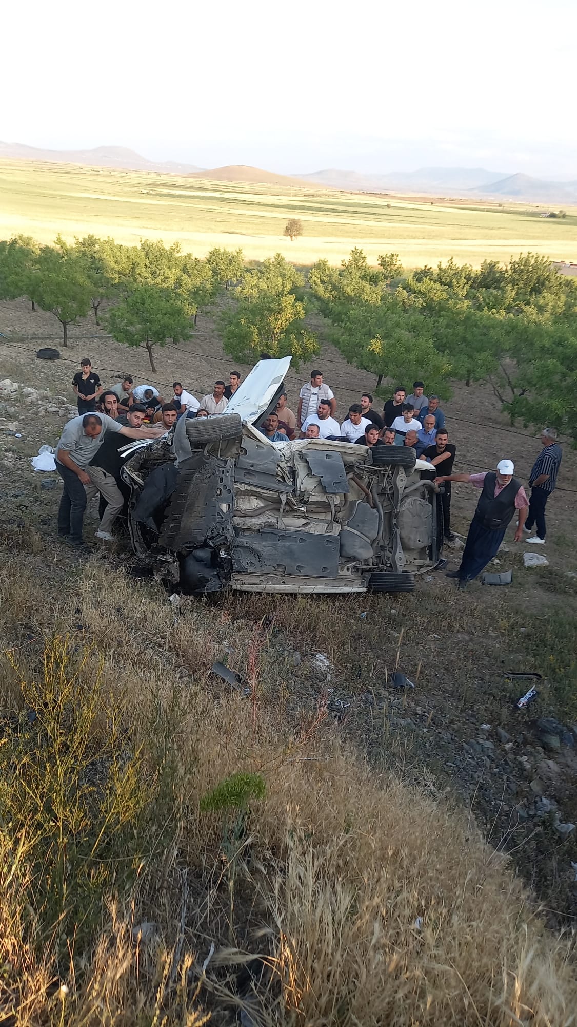 Nişanlısı ile gezmeye giderken kaza yaptı 1’i ağır 8 yaralı
