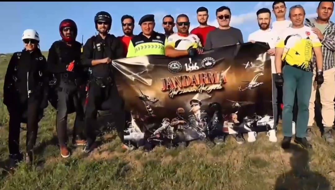 Yamaç Paraşütçüleri,  Jandarma İçin Nefes Kesen Gösteri Yaptı