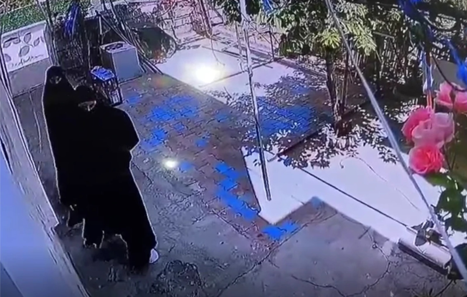 Nevşehir’de, Kendilerine Kadın Süsü Veren ERKEK Hırsızlar Her Yerde Aranıyor