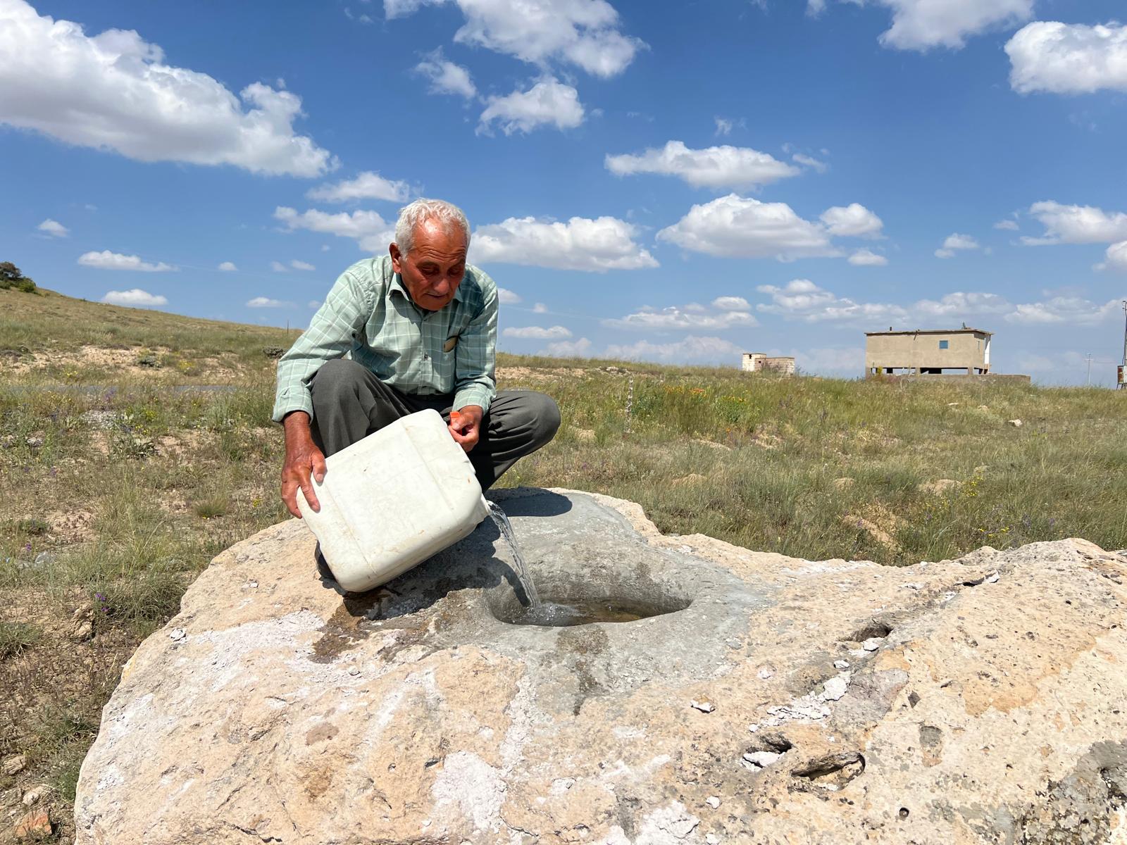 Yabani Hayvanlar İçin Yaptığı Yalaklara Su Taşıyor