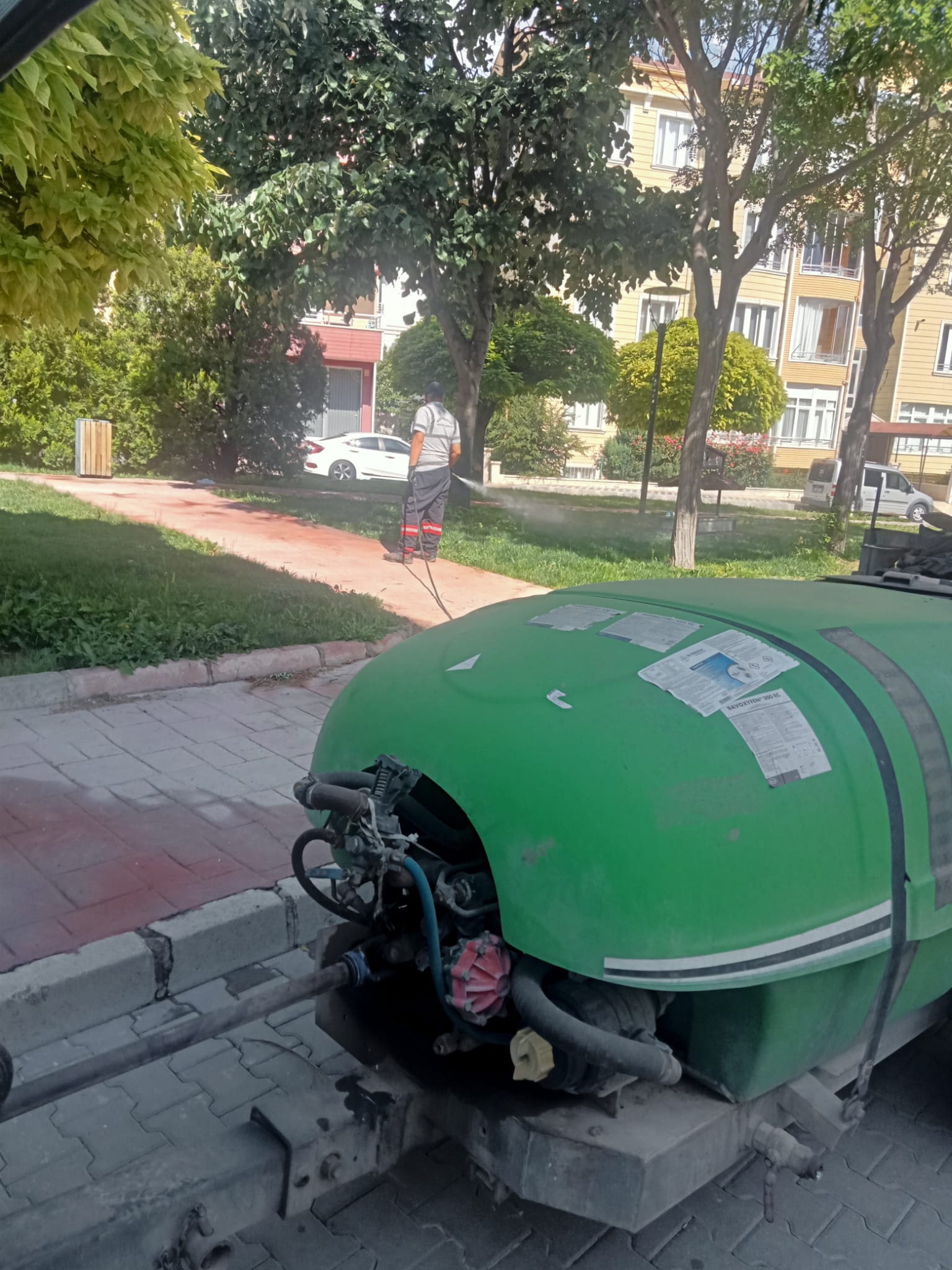 GÜZELYURT MAHALLESİNDE YEŞİL ALANLAR İLAÇLANIP TEMİZLENİYOR