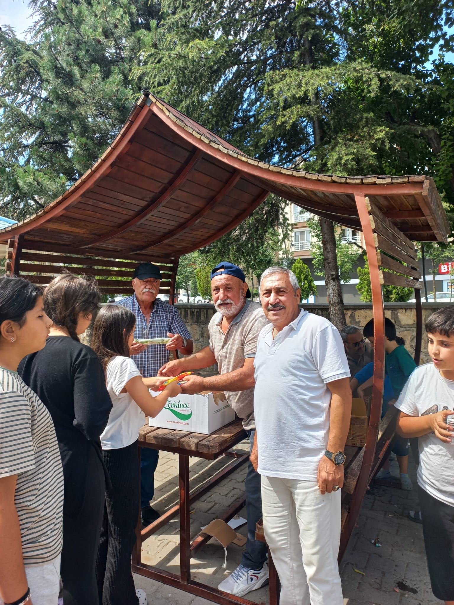 OĞUZLAR(GAZNEVİ) CAMİİNDEKİ KURAN KURSU ÖĞRENCİLERİ SEVİNDİRİLDİ