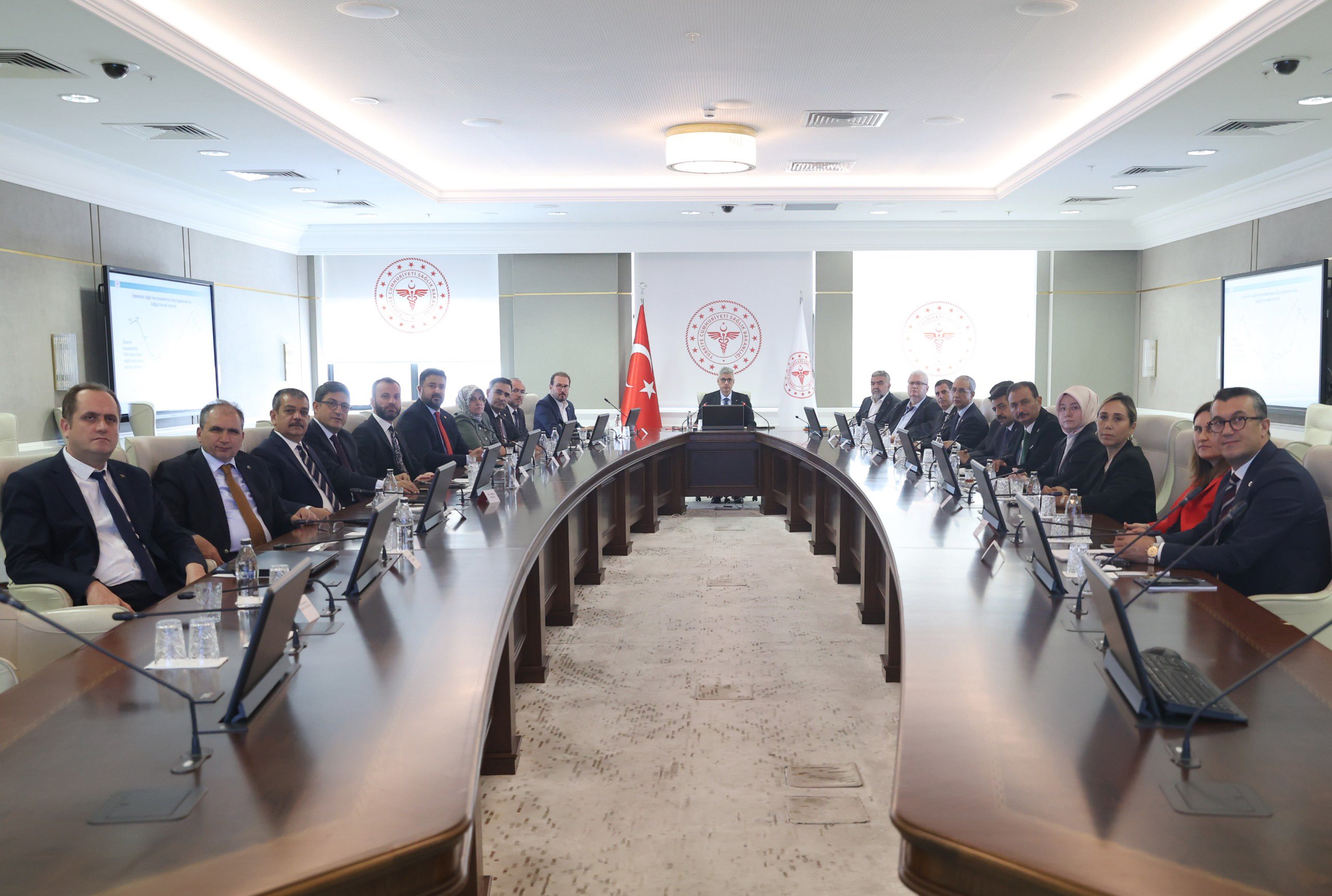SAĞLIK BAKANI PROF.DR. MEMİŞOĞLU, SAĞLIK KÖKENLİ AK PARTİLİ MİLLETVEKİLLERİYLE BİR ARAYA GELDİ
