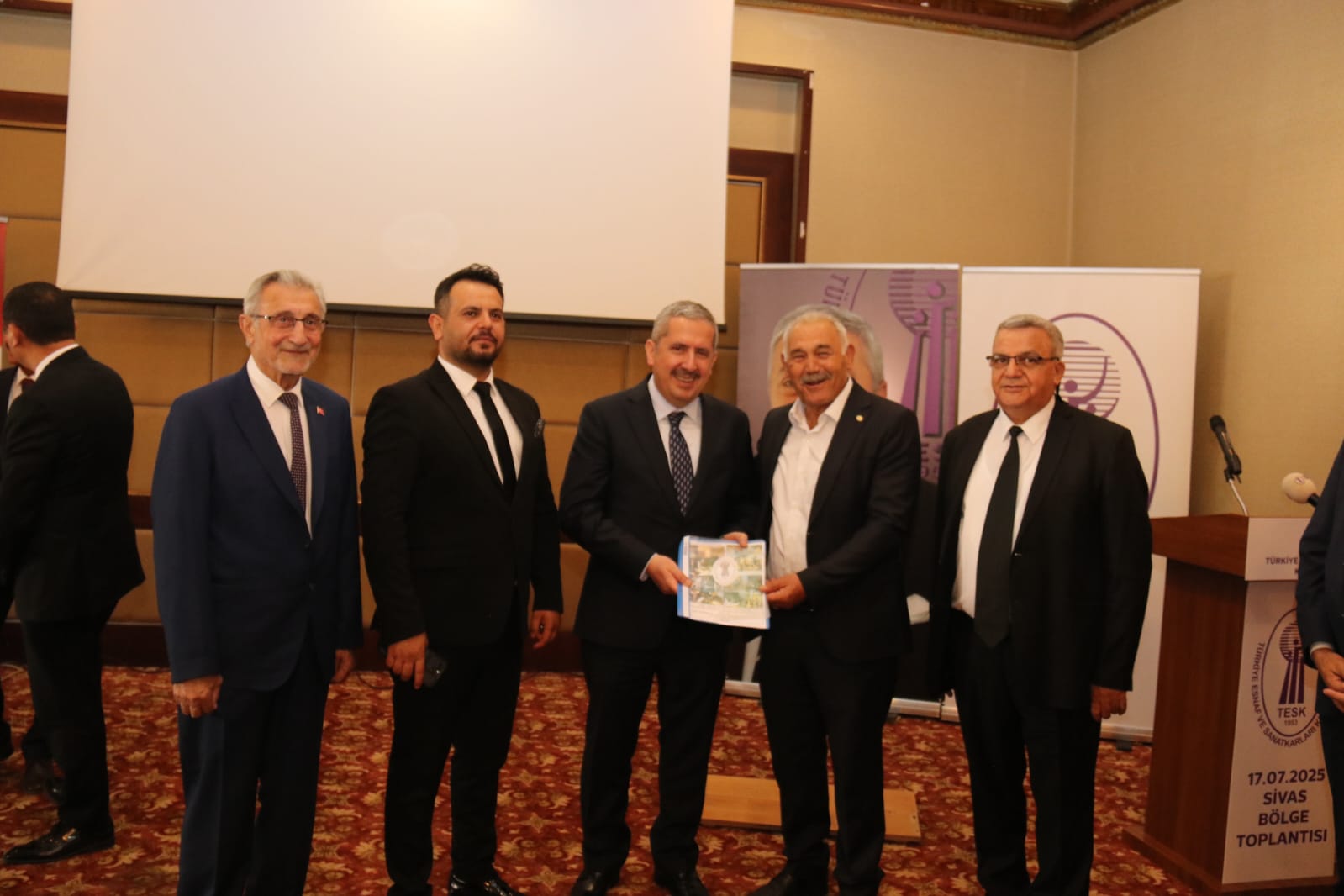 Pınarbaşı, Nevsehirli Esnafların Sorunlarını Bakan Yardımcısına Dosya Olarak İletti