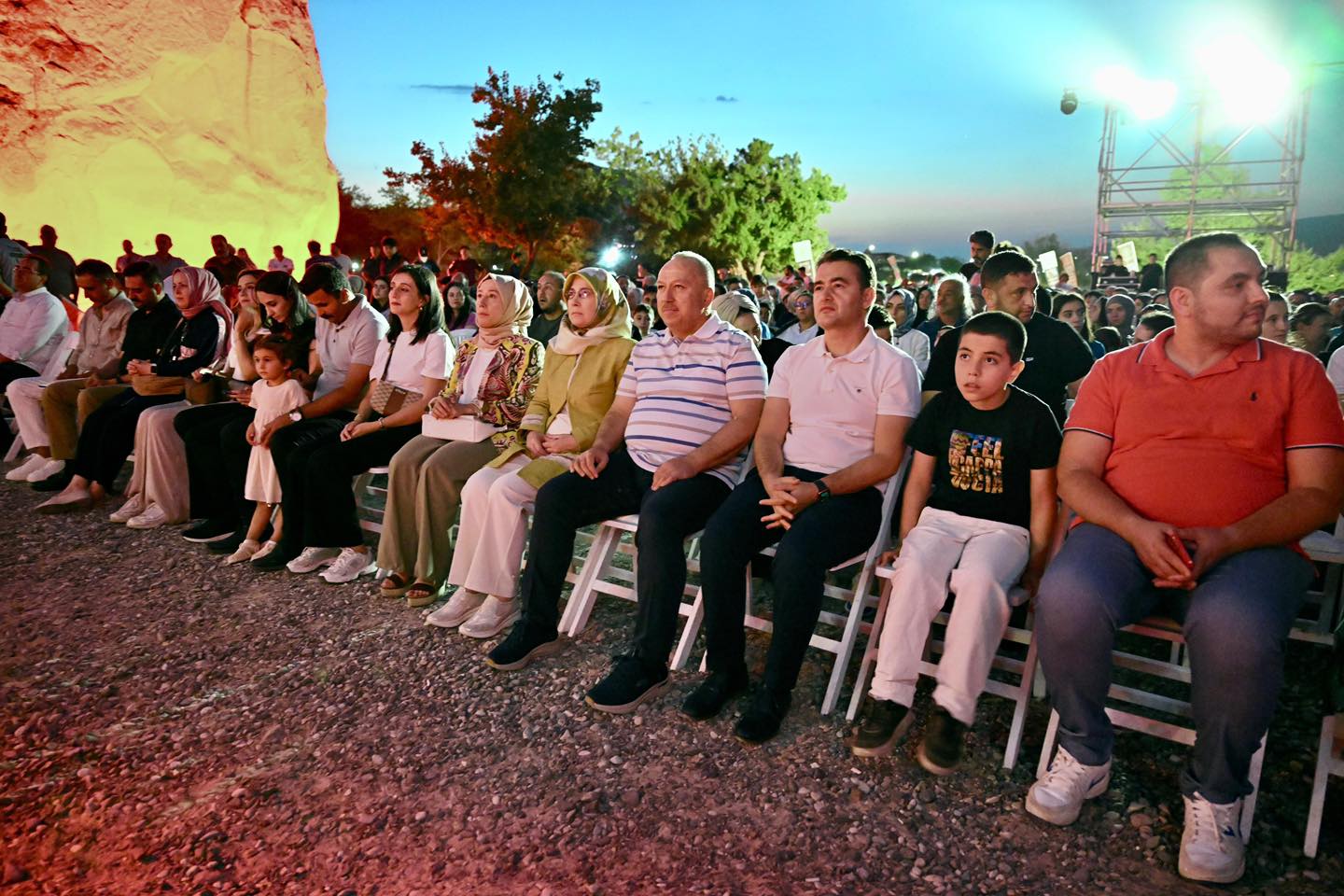 İŞTE FESTİVALİN ÖZETİ BU ,  MEHTERAN BÖLÜĞÜ KONSERİNE SEN-BENLER, GÖREME’DE BİNLER