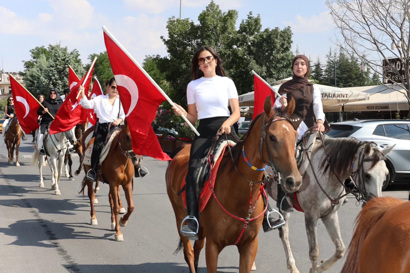 Göreme’de Kadınlar, At Sırtında Türk Bayrakları İle Bayram Kutlaması Yaptı