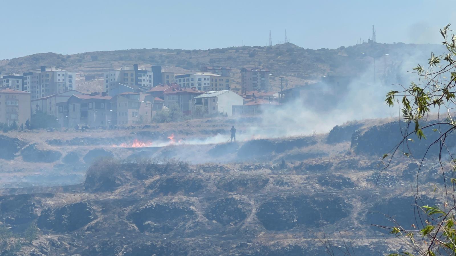 Nar Beldesinde 40  Dekarlık Kuru Ot Alandaki Yangın Korkuttu