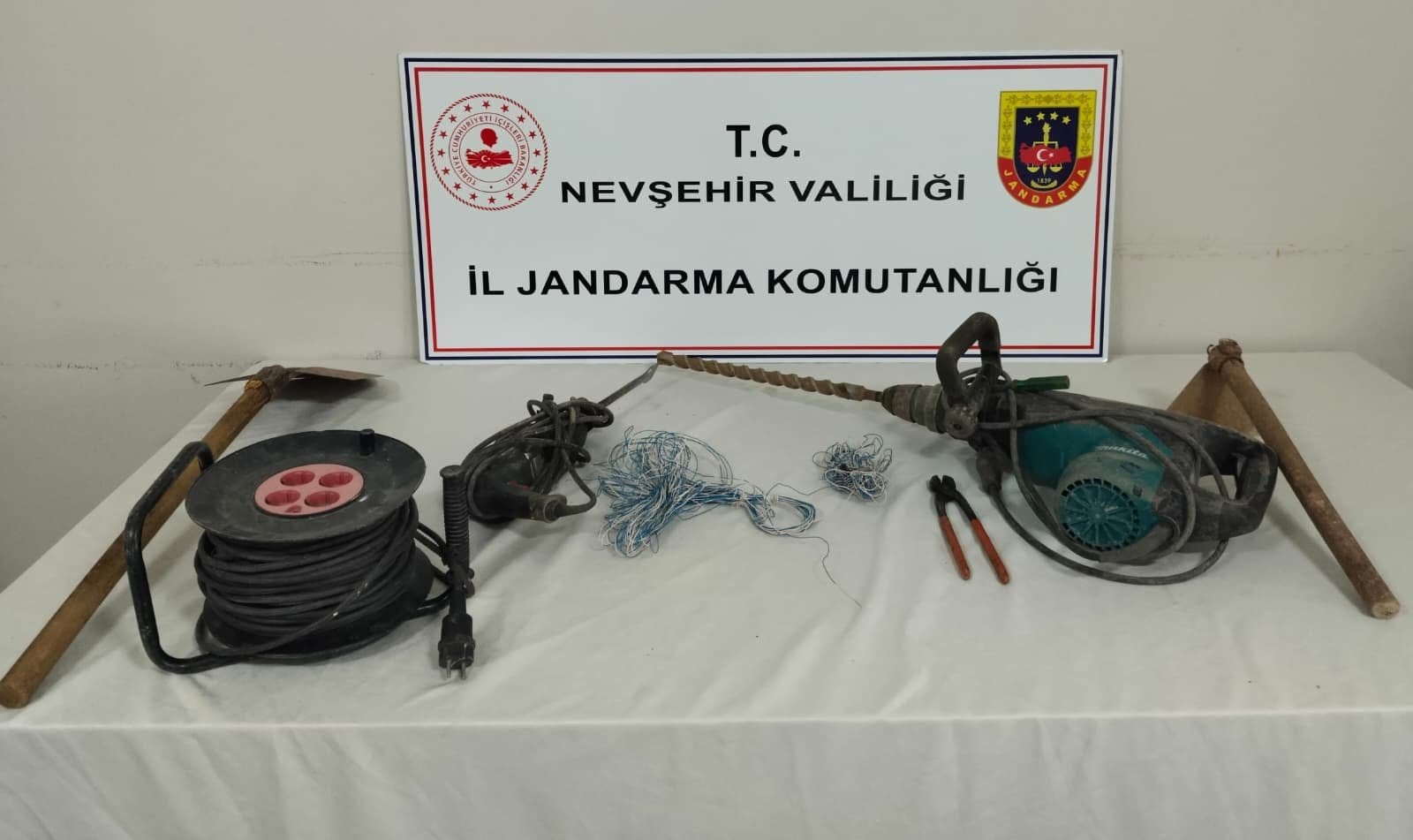 El Yapımı Patlayıcı İle Kazı Yaparken Jandarma Dron’una Yakalandılar