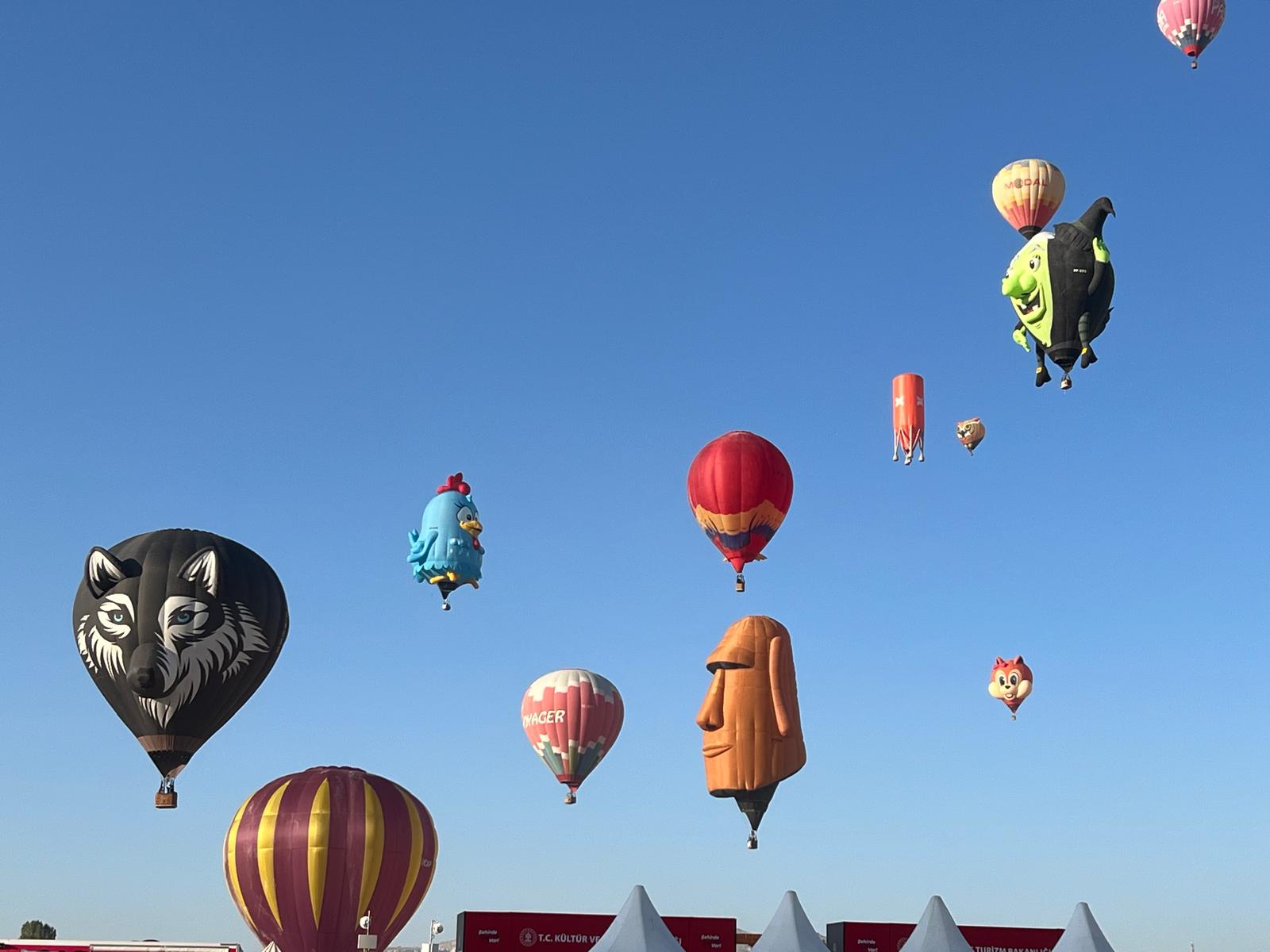 AZİZ MİLLETİMİN EN BÜYÜK DEĞERLERİ, BALONLARLA KAPADOKYA SEMALARINDA YÜREKLERİMİZİ YÜCELTEMEZ Mİ ?