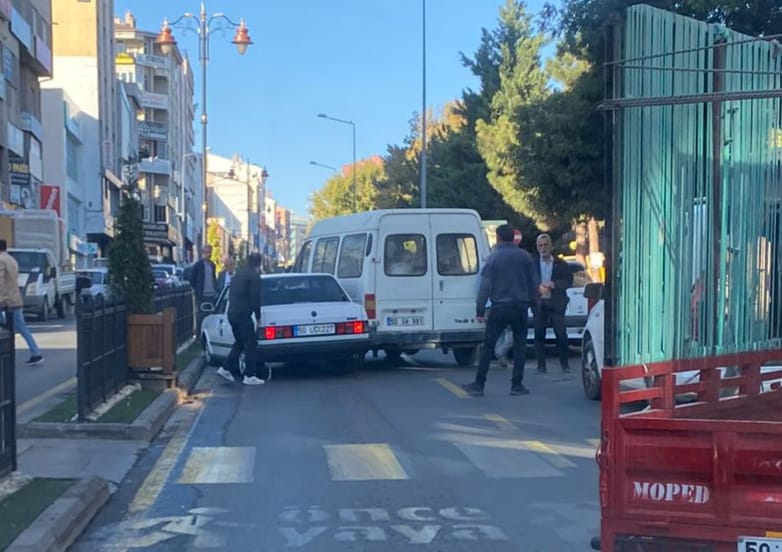 ÇARŞI MERKEZİNDE MADDİ HASARLI KAZA