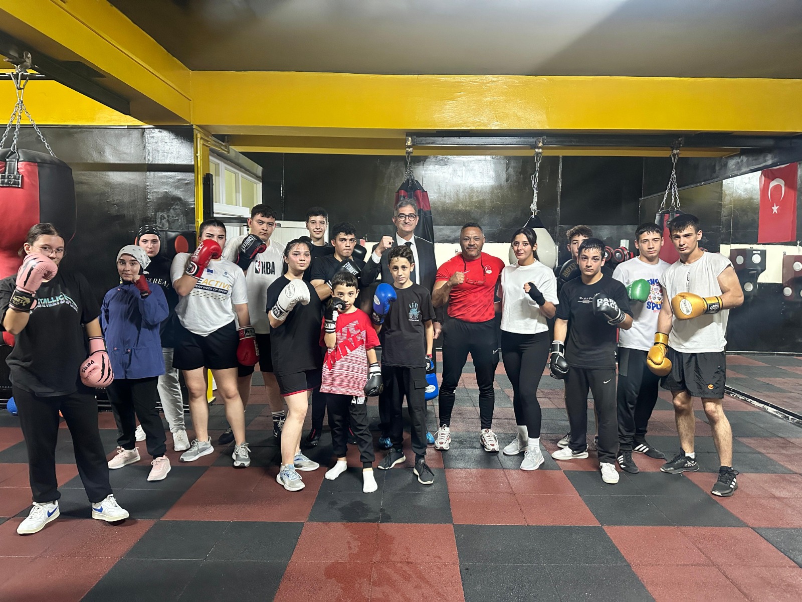 KESKİN, BOKS ANTRENMANINI ZİYARET ETTİ