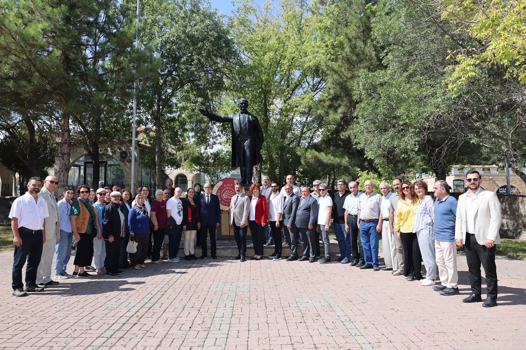 Başkan Bul, CHP’nin Kuruluş Yıldönümünde Atatürk Anıtına Partililerle Çelenk Koydu