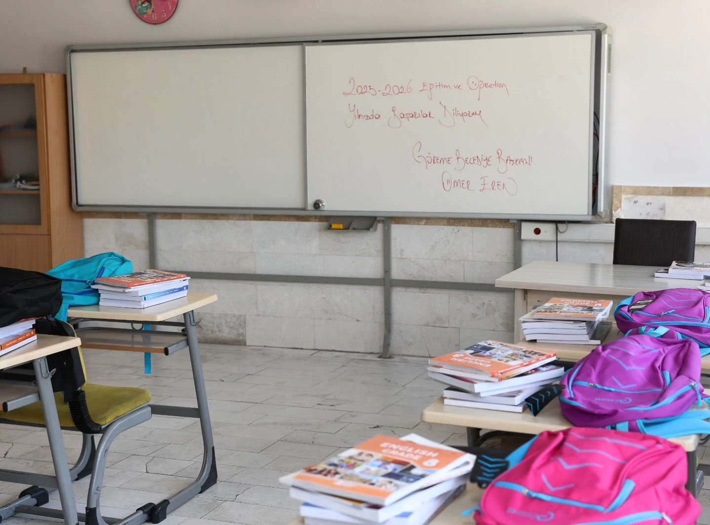 BAŞKAN EREN, ÇOCUKLAR OKULA GELMEDEN ÇANTA HEDİYELERİNİ HAZIR ETTİ