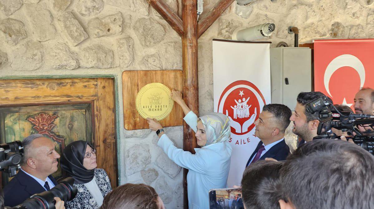 Bakan Göktaş,Nar Beldesinde Hasbıhal Restorana Aile Dostu Mekan Tabelası Taktı