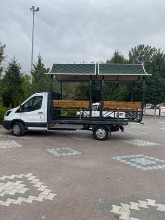 YAZIHÜYÜK BELEDİYESİ, OKUL BAHÇELERİNE YENİ BANK VE KAMELYALAR ÜRETTİ