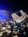 TIR, Kaza yaptı yol kapandı