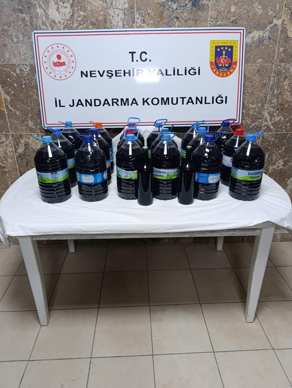Jandarma Ekipleri , Mazı Köyü Girişinde 90 Litre Kaçak  Alkol Ele Geçirdi