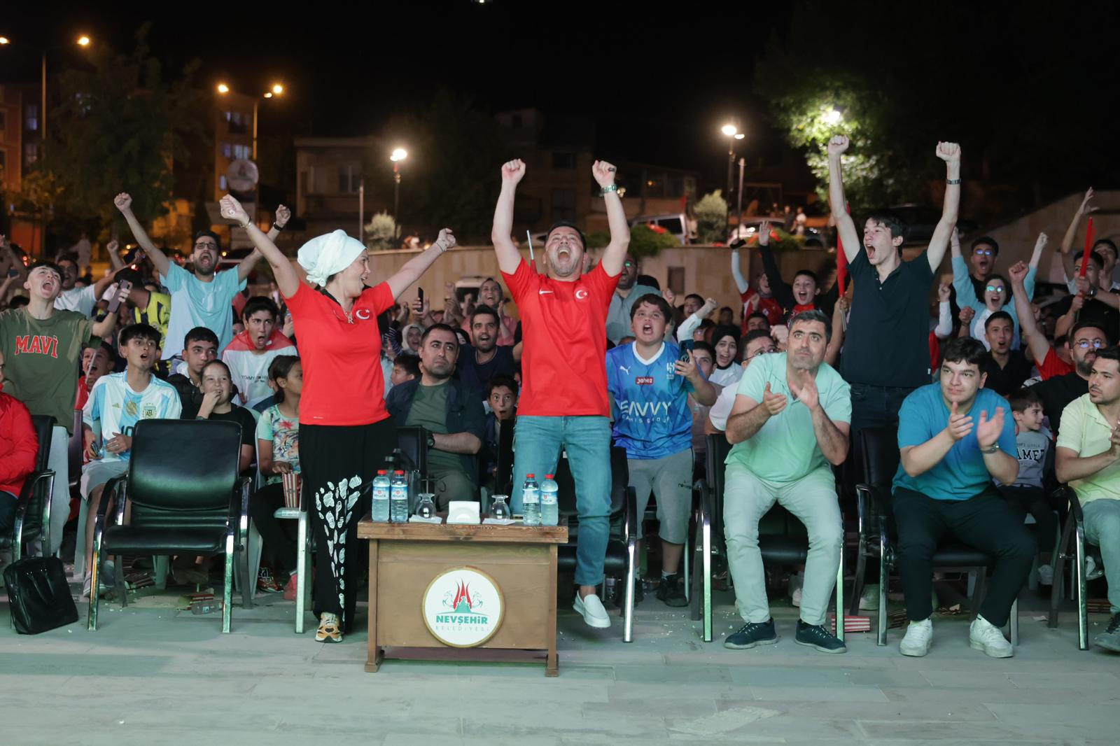 Nevşehir’de Dev Ekranda Milli Maç Heyecanı Yaşandı