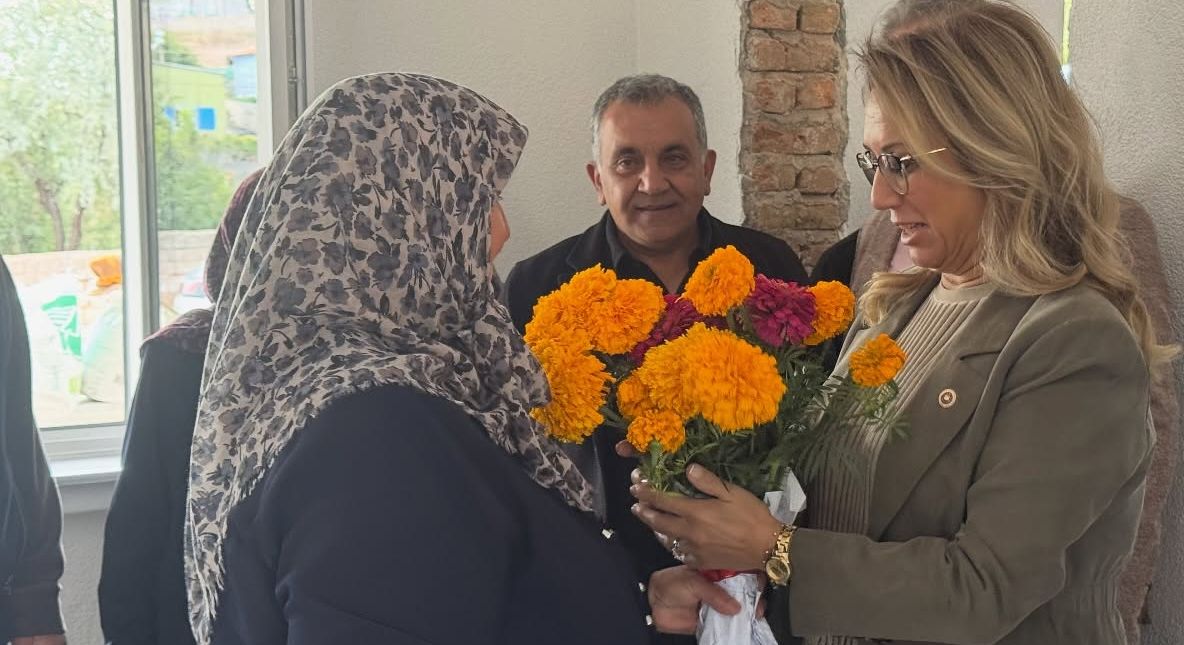 MHP’Lİ KILIÇ, BÜYÜKKIŞLA KÖYÜNDE KADINLAR TARAFINDAN ÇİÇEKLERLE KARŞILANDI