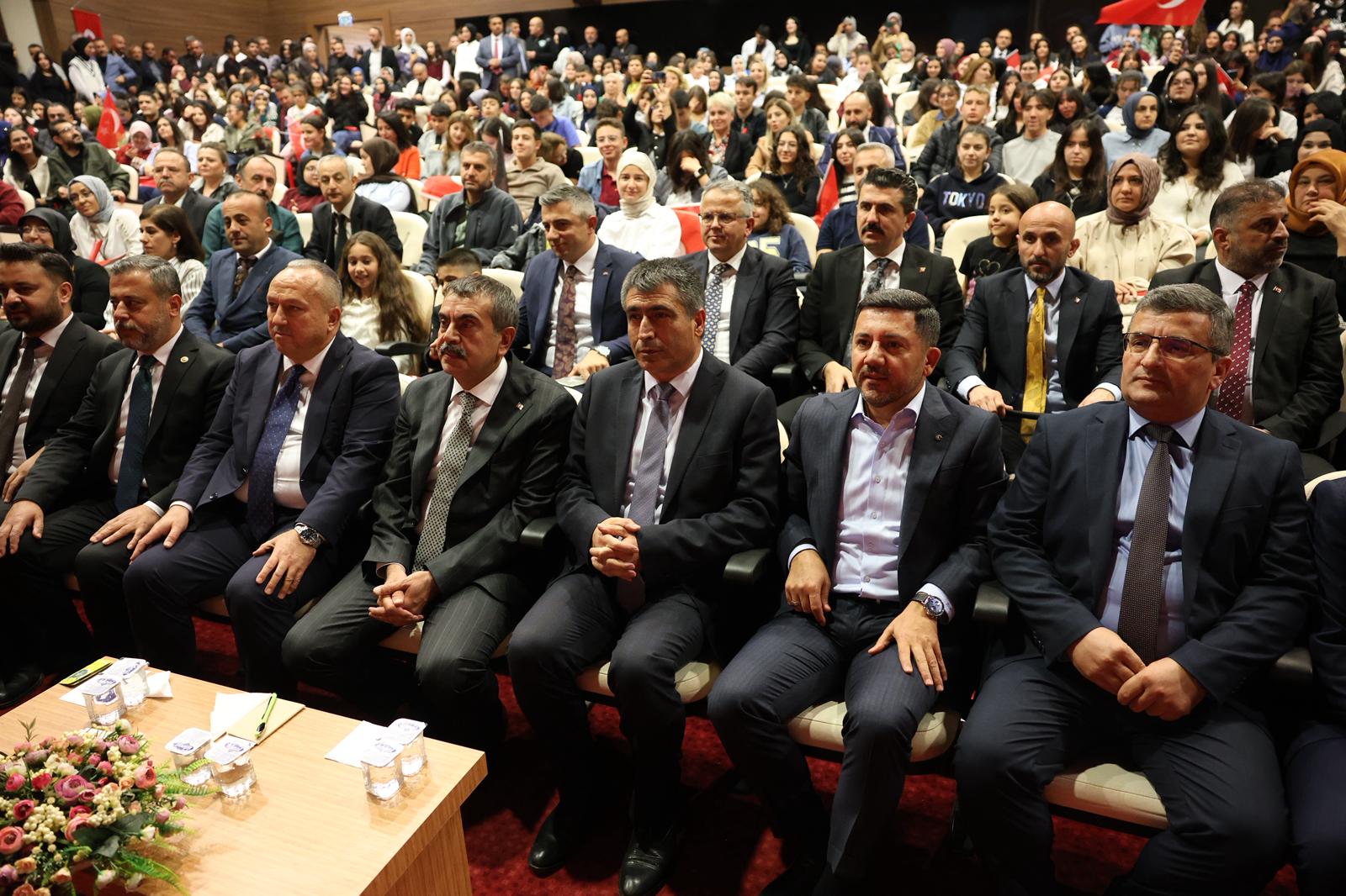 Belediye Başkanı Arı, “Kim Var” Sanat Etkinliğine Katıldı