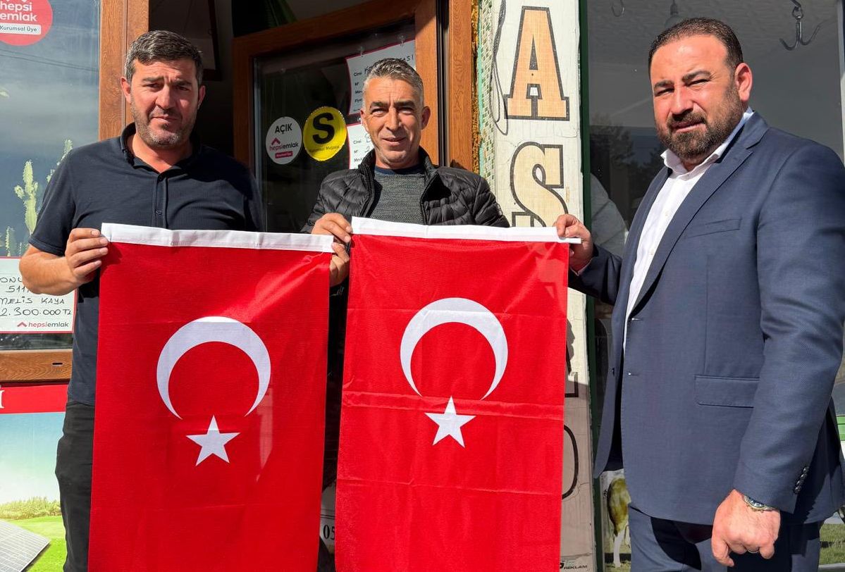 Kaymaklı Belediye Başkan Çekiç, Esnaflara Türk Bayrağı Hediye Etti
