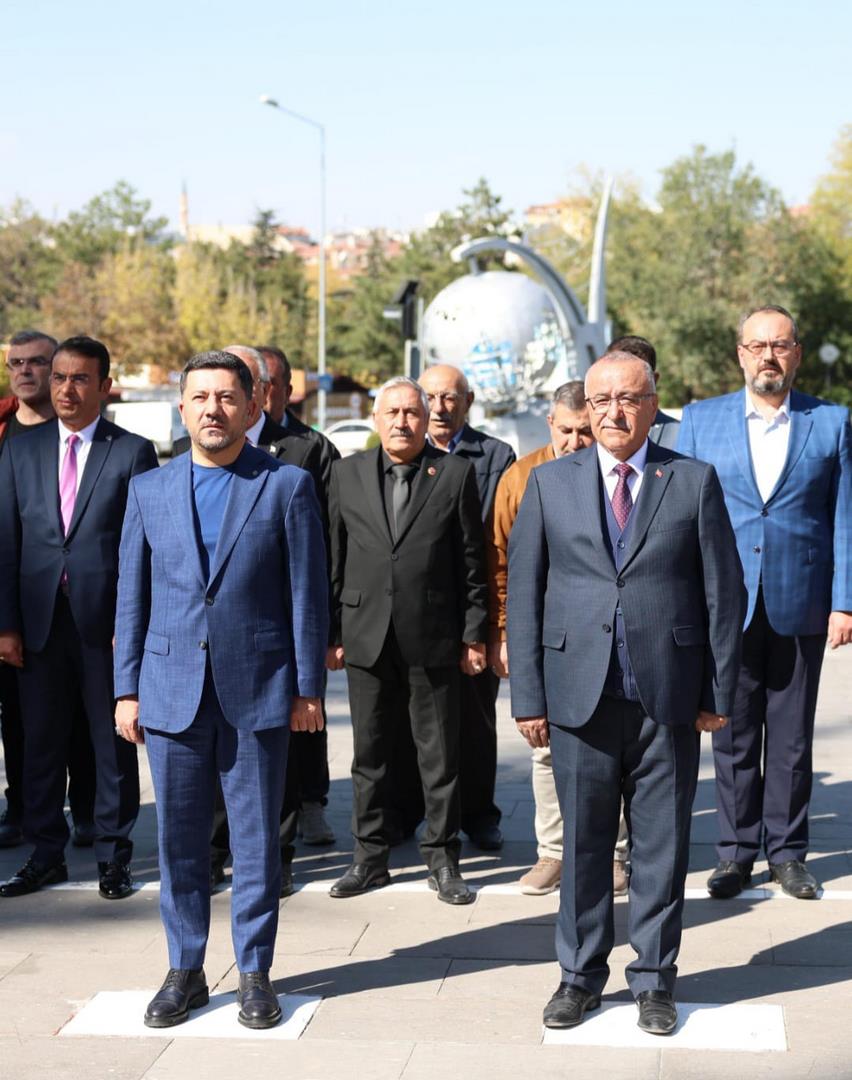 Muhtarlar Günü’nde Başkan Altınışık Atatürk Anıtına Çelenk Sundu