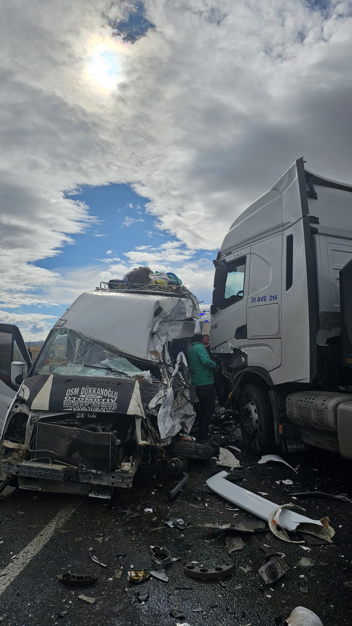 Kavşakta Kafa Kafaya Çarpıştılar; 5’i Çocuk 9 Yaralı