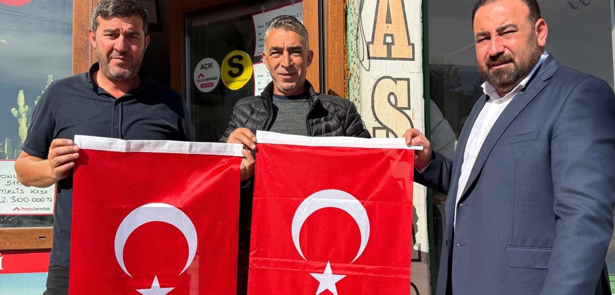 Kaymaklı Belediye Başkan Çekiç, Esnaflara Türk Bayrağı Hediye Etti
