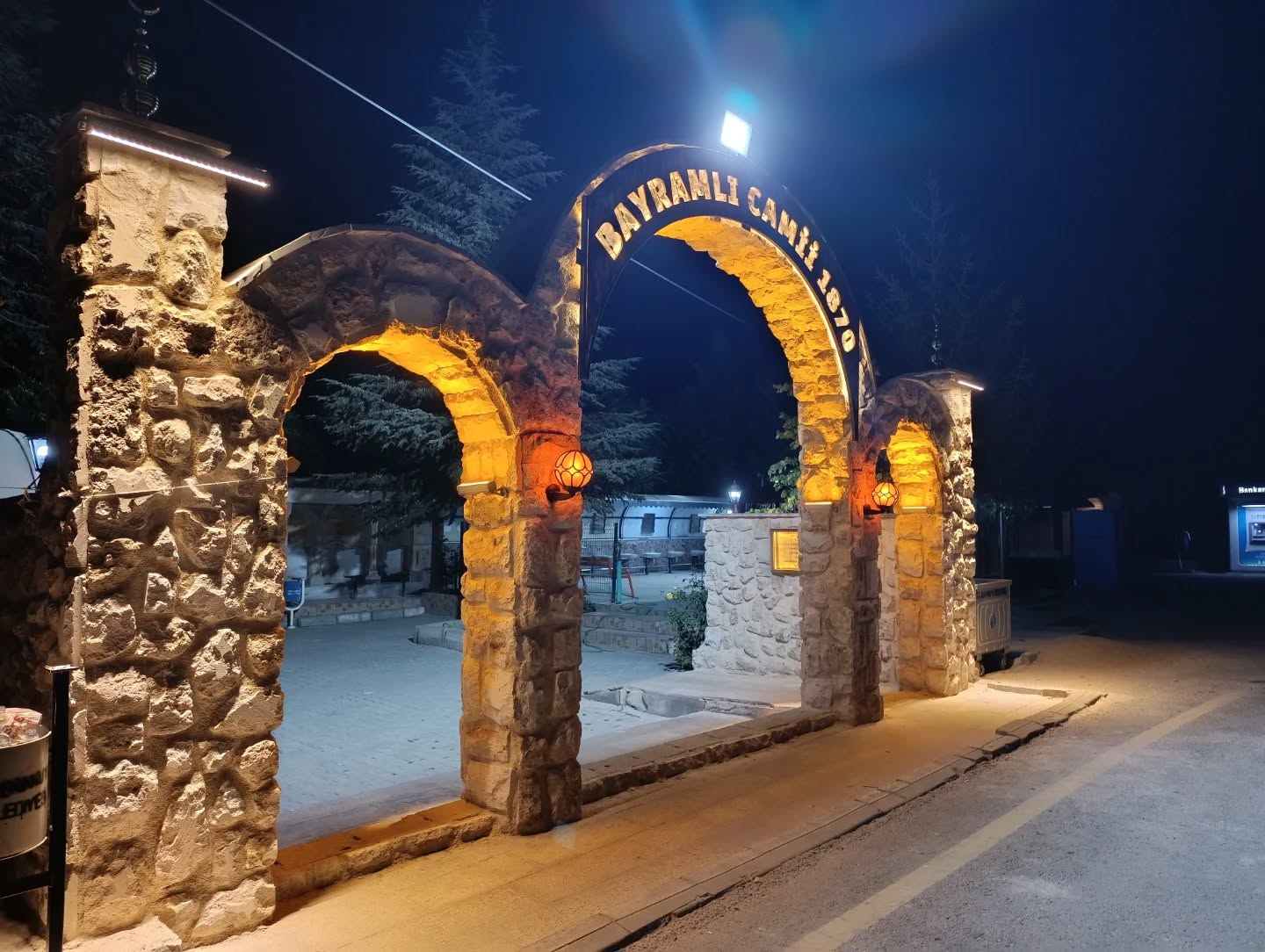 Başkan İnce, Bayramlı Camii Çevresine İnce Dokunuşlarla Güzel Bir Görüntü Oluşturdu