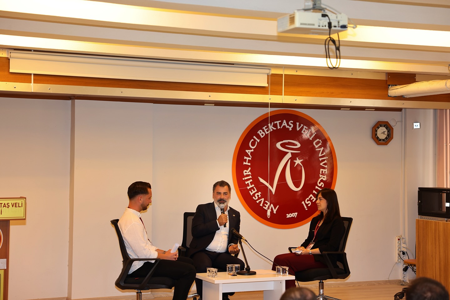 BAŞKAN BUL, ÜNİVERSİTE ÖĞRENCİLMERİYLE YEREL YÖNETİM VE SOSYAL BELEDİYECİLİK BİLGİLERİNİ PAYLAŞTI