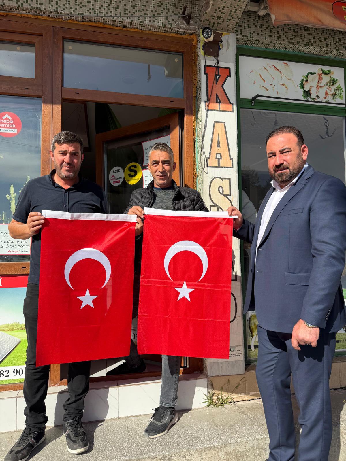 Kaymaklı Belediye Başkan Çekiç, Esnaflara Türk Bayrağı Hediye Etti