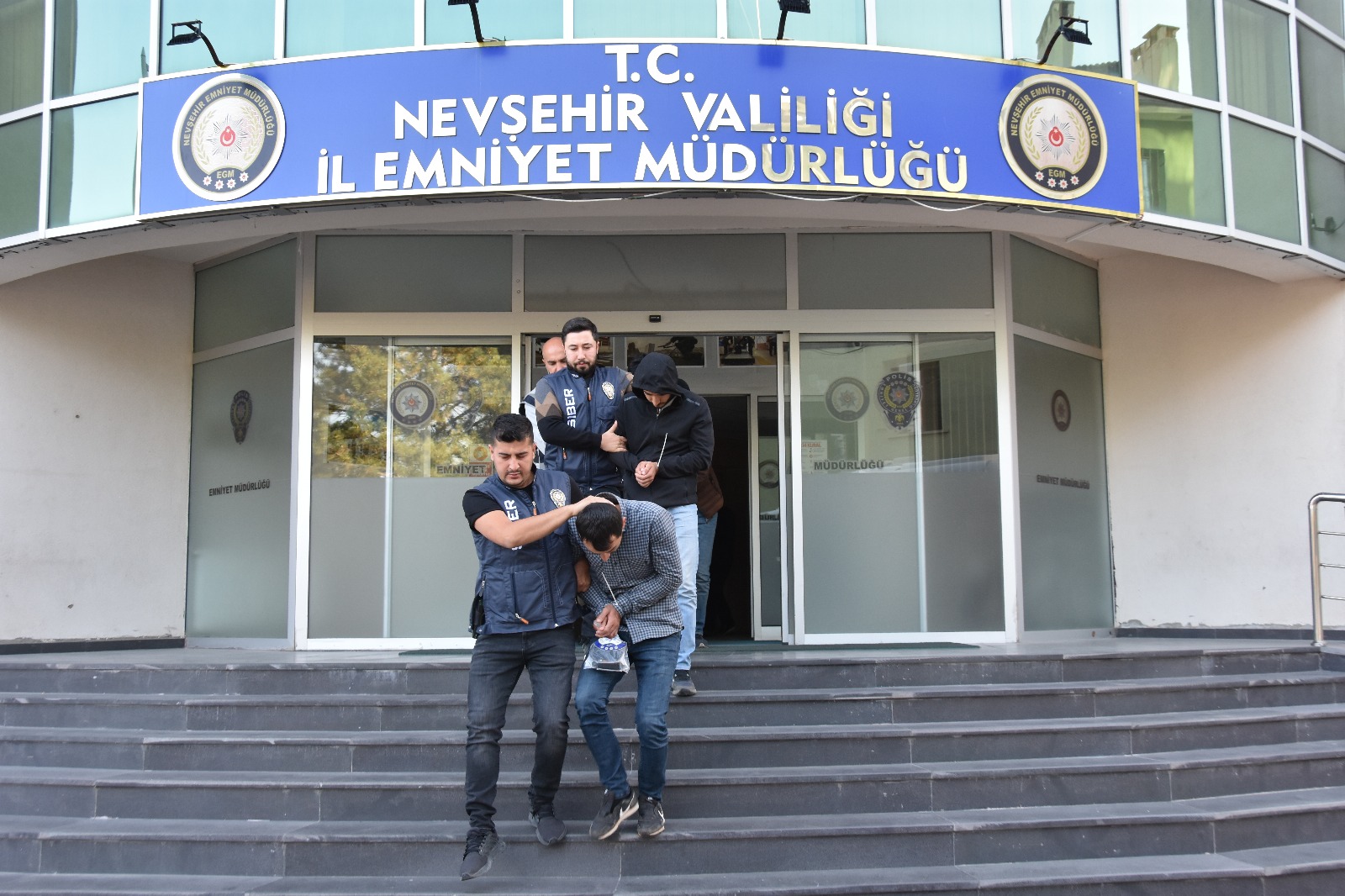 Nitelikli Dolandırıcılığa 8 Tutuklama