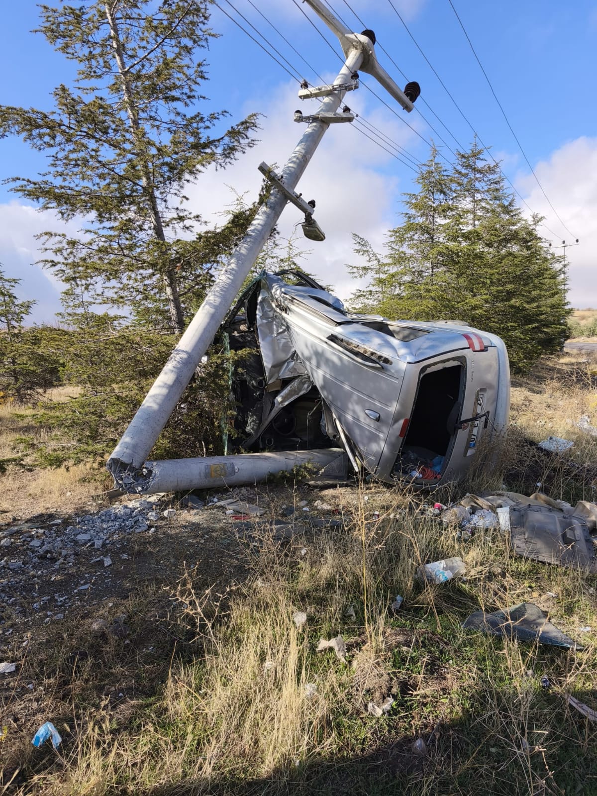 Alacaşar Yolunda Araç, Betondan Yapılı Elektrik Direğine Çarptı