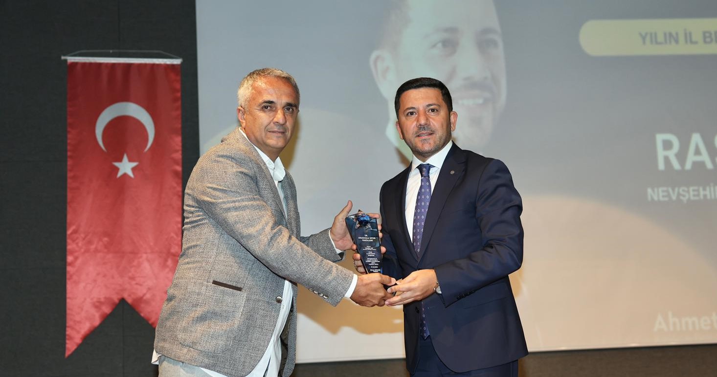 Belediye Başkanı Rasim Arı, YILIN BELEDİYE BAŞKANI Seçildi