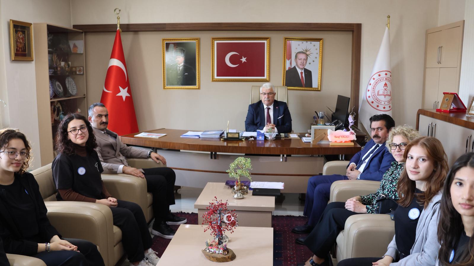 Projeleriyle Ödül Alan Öğrenciler Öğretmenleriyle, İl Millî Eğitim Müdürü Yusuf Yazıcı’yı Ziyaret Ettiler