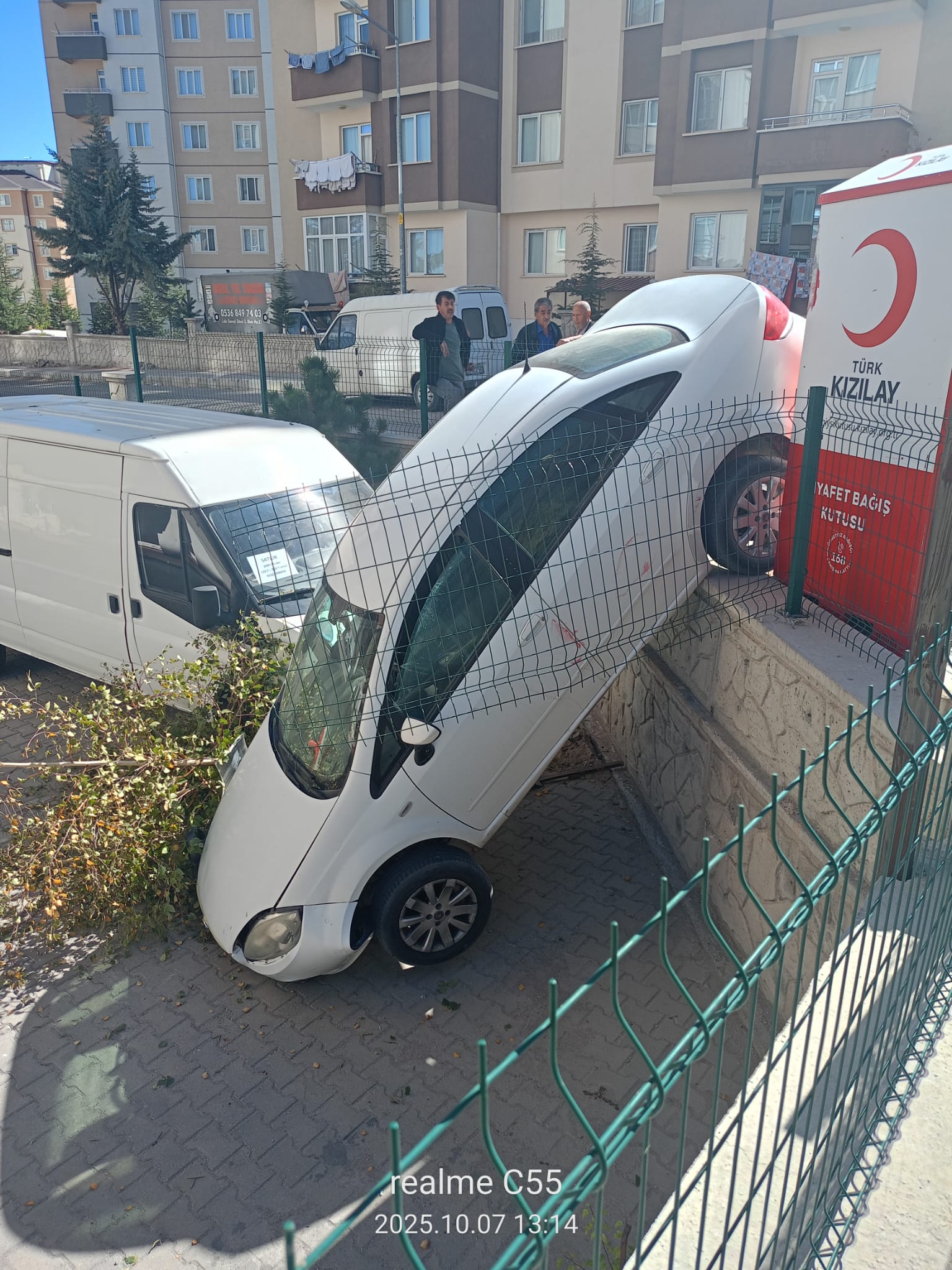 OTOMOBİL EVİN BAHÇESİNE DÜŞTÜ