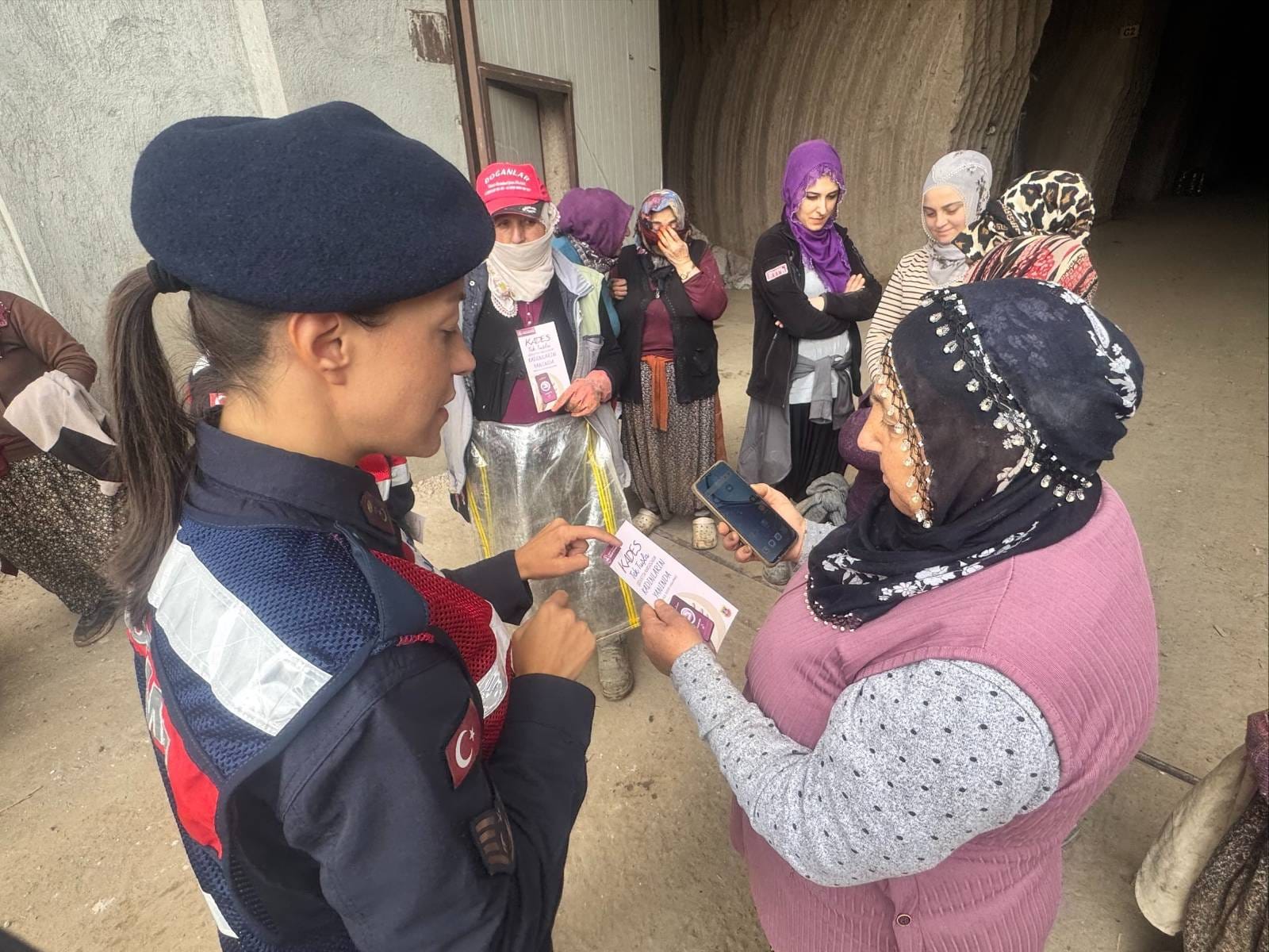 JANDARMA EKİPLERİ, PATATES DEPOLARINDA ÇALIŞAN İŞÇİLERE EĞİTİM VERDİ