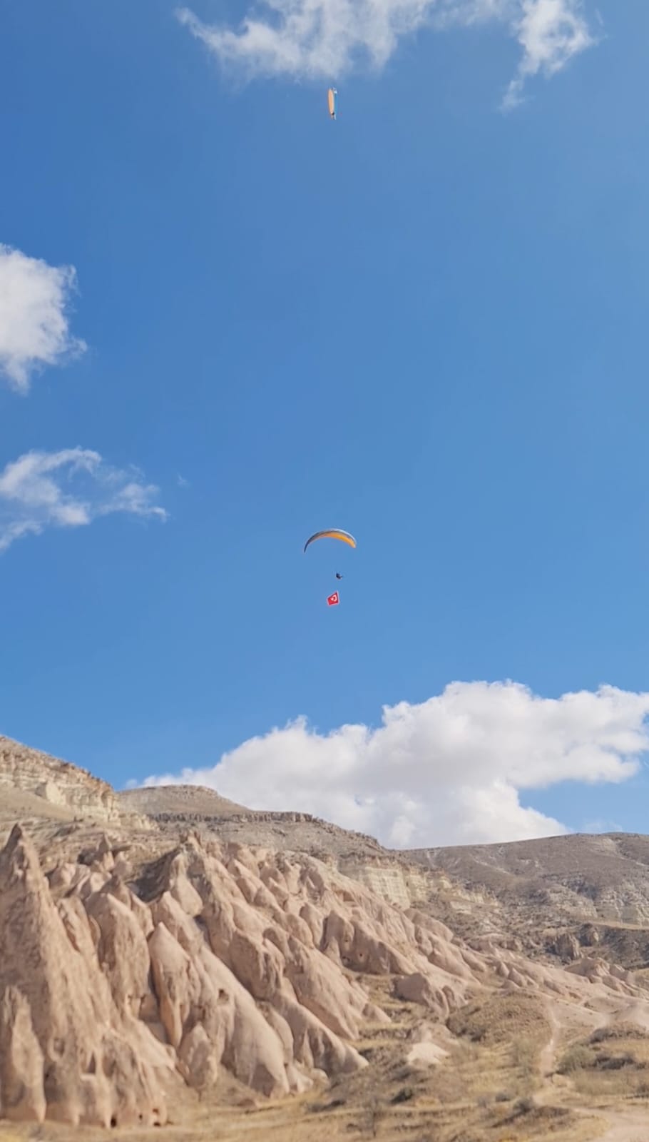 Cumhuriyetin 102. Yılı Kutlamaları İçin Kapadokya’da Yamaç Paraşütü İle Uçtular