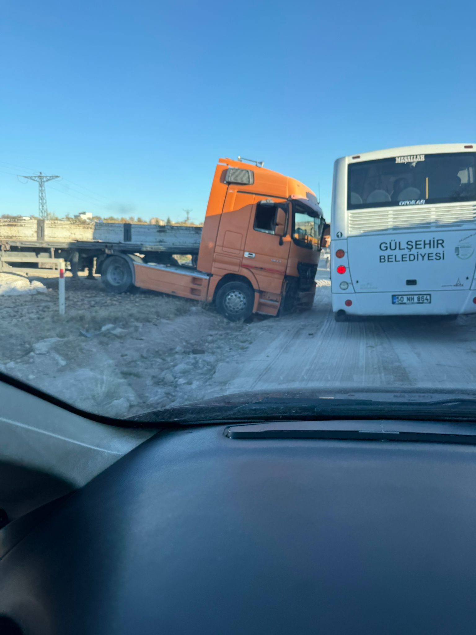 Patates Yüklü Tır, Gülşehir Belediyesi  Otobüsüne Çarptı
