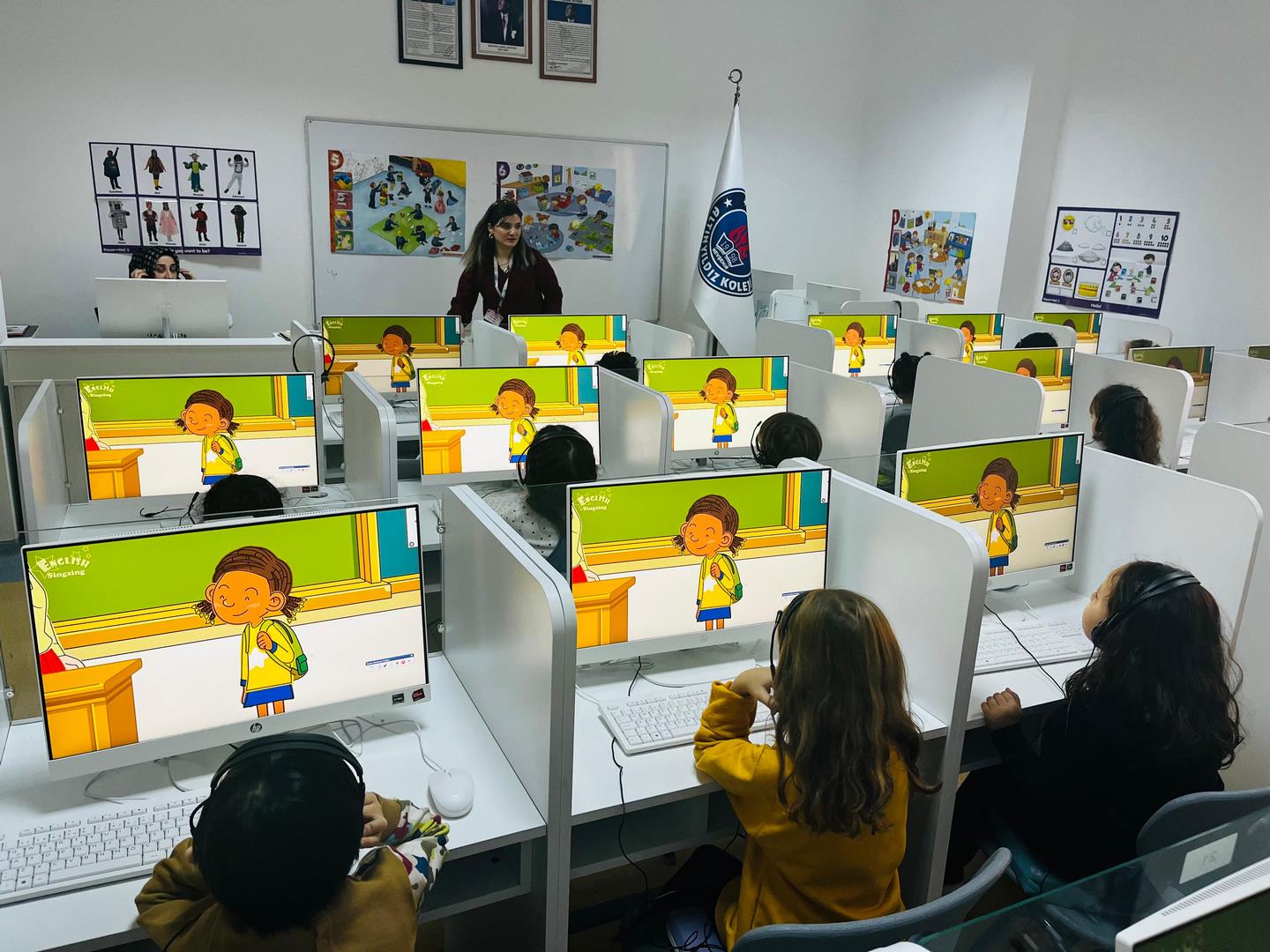 ALTINYILDIZ EĞİTİM KURUMLARINDA OKUL ÖNCESİ İNGİLİZCE EĞİTİMİ DİL LABORATUVARINDA YAPILIYOR