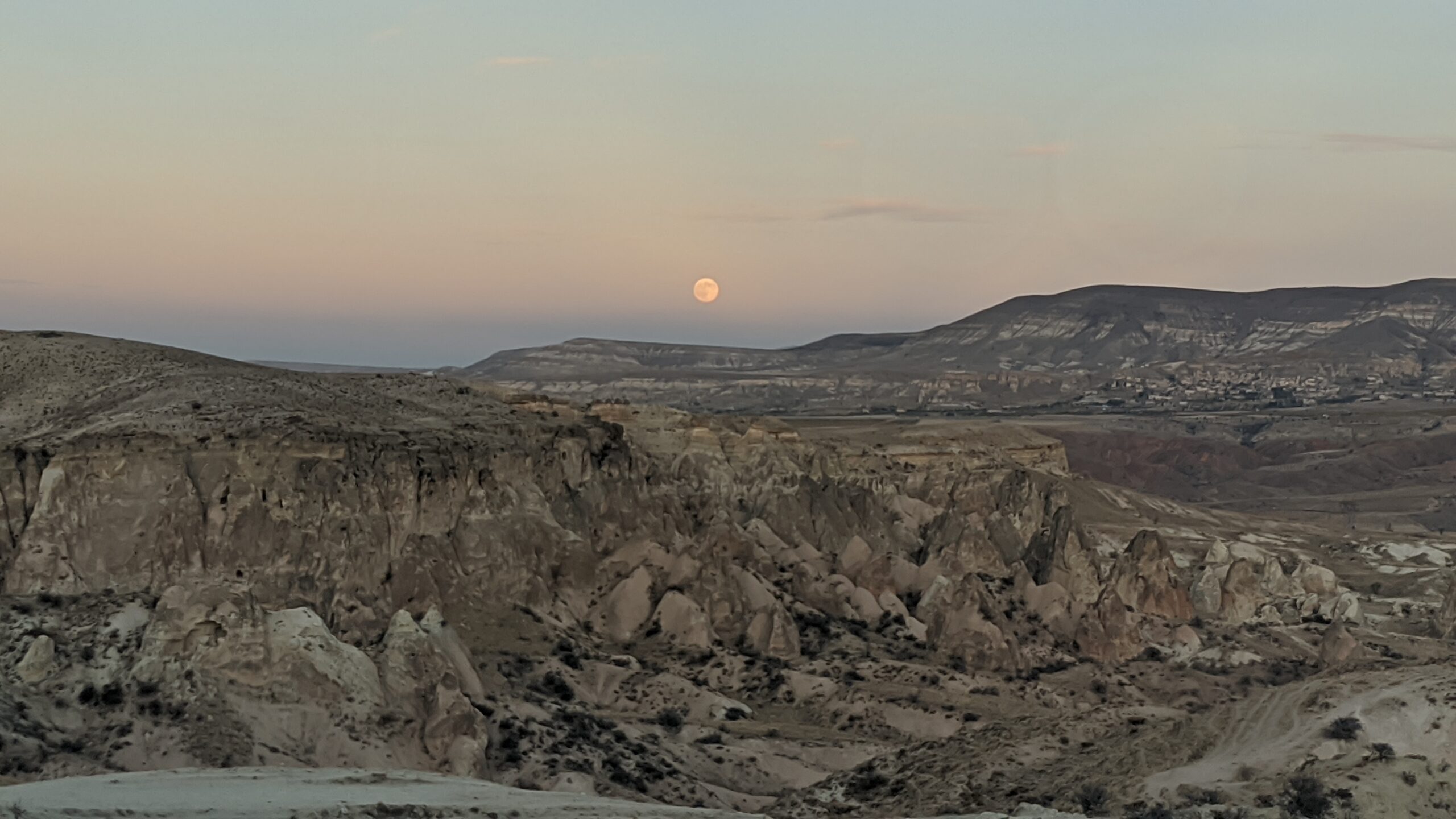 Nevşehir’de ‘Süper Ay’ peribacaları arasında görsel şölen
