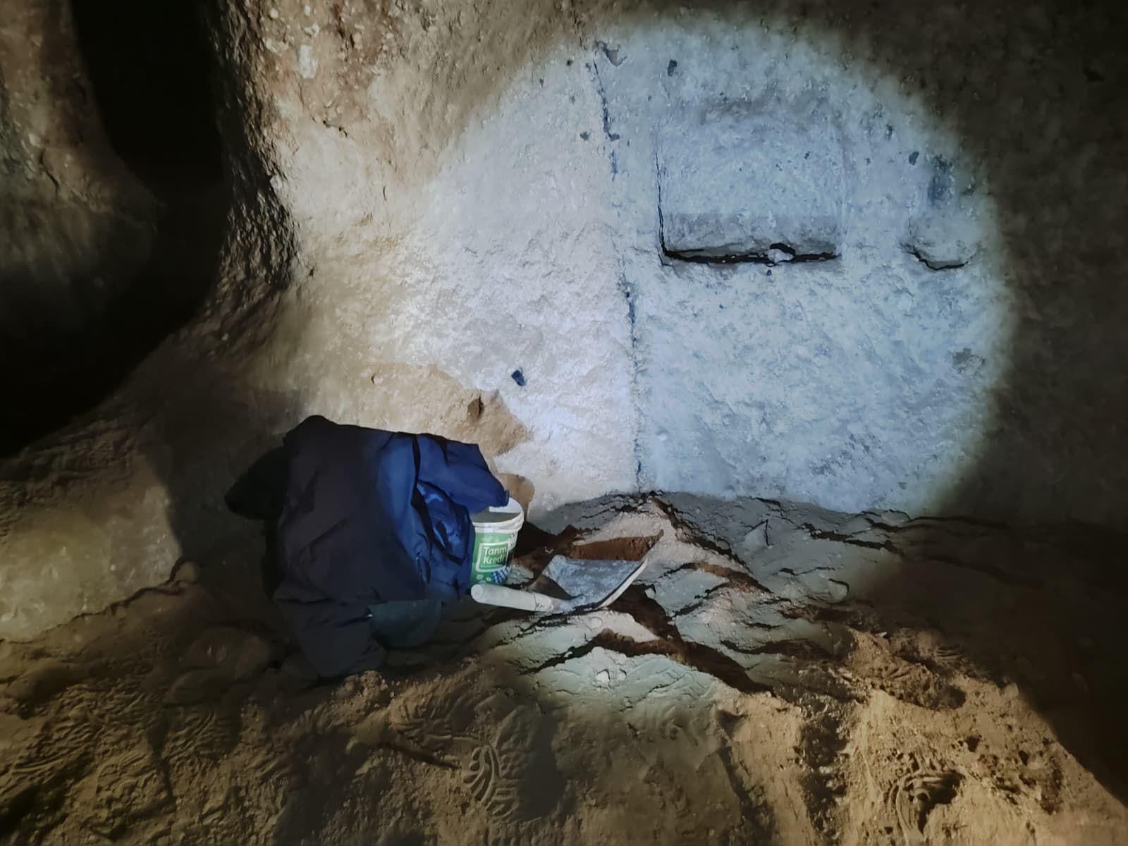 Kaymaklı’ da, Eski Bir Medeniyete Ait  Yeraltı Yerleşiminde Kaçak Kazı Yapan 2 Şüpheli Yakalandı